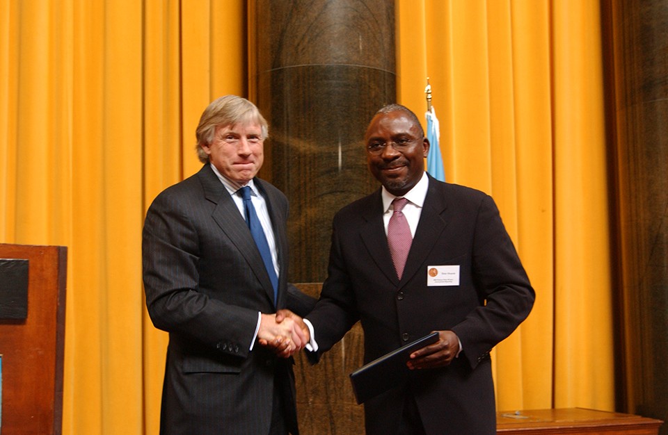 Dele Olojede recieving the pultizer prize